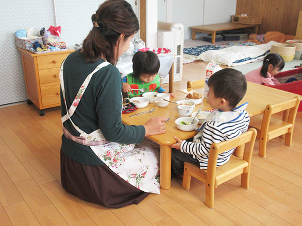 乳児の食事シーン