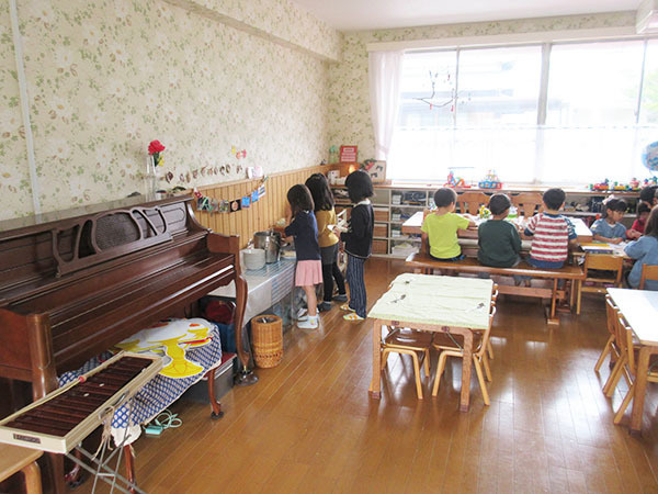 幼児の食事シーン